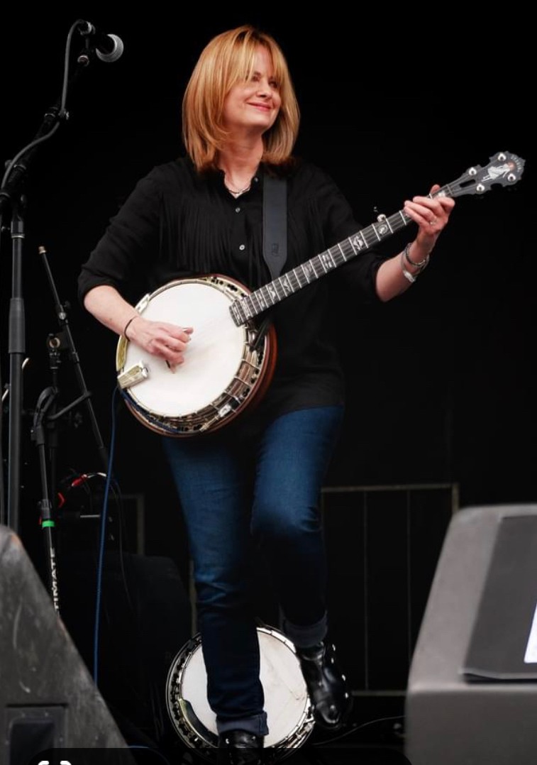 Alison Brown performing