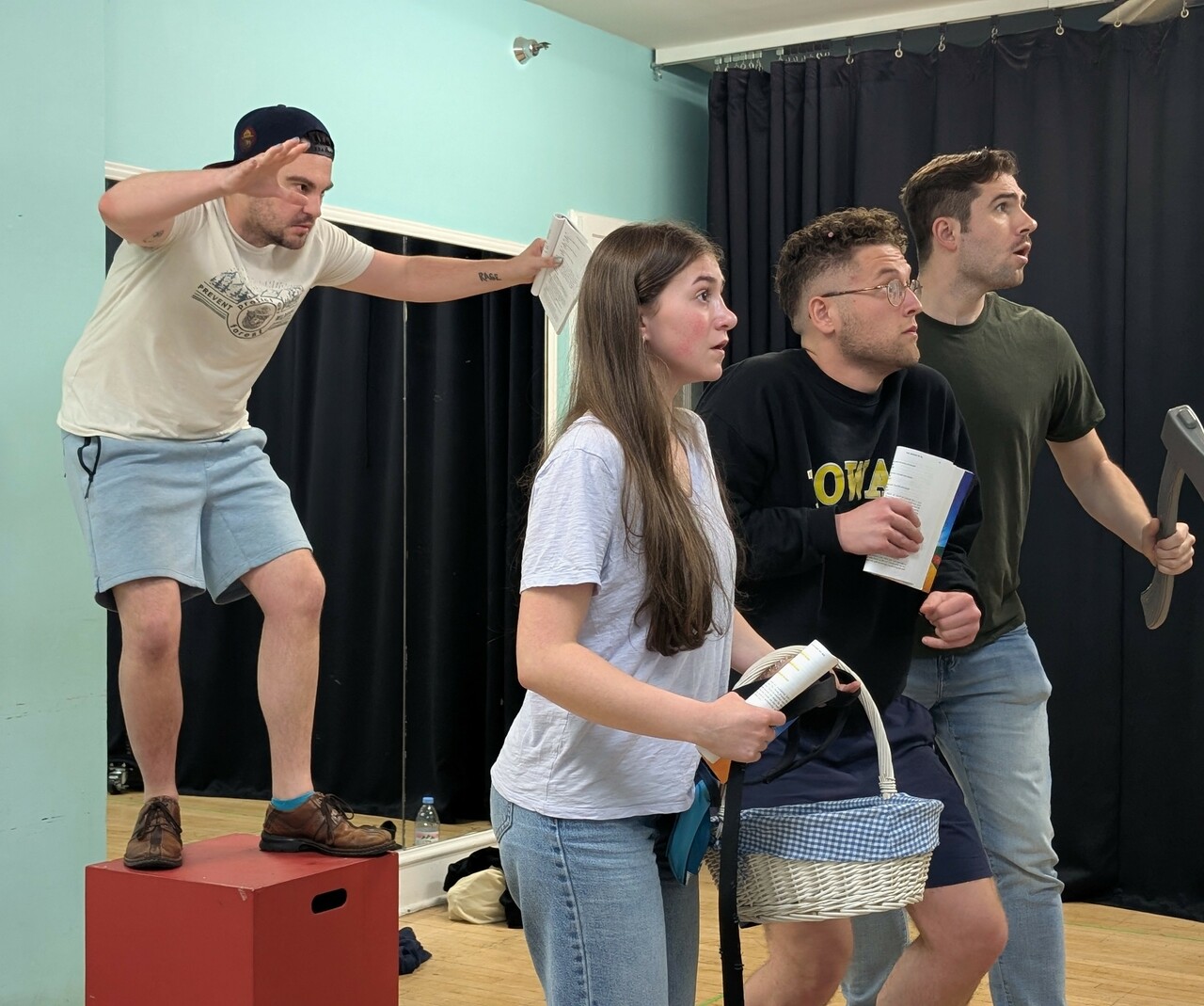 actors rehearsing wizard of oz