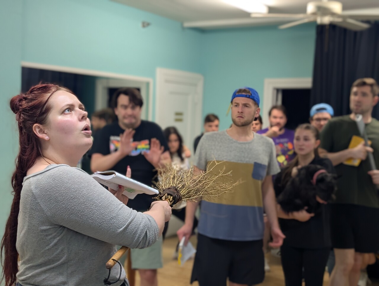 actors rehearsing wizard of oz
