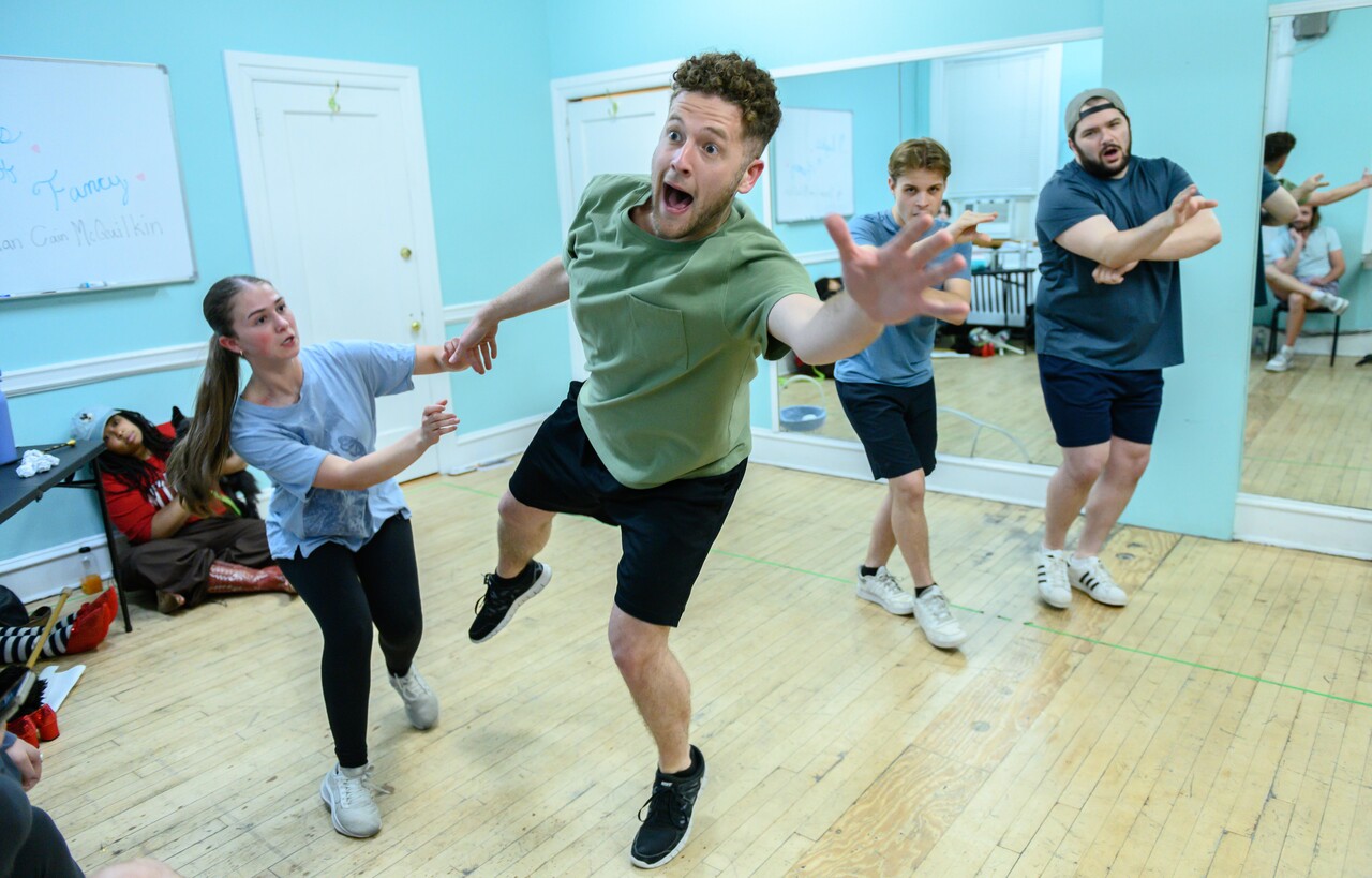 actors rehearsing wizard of oz