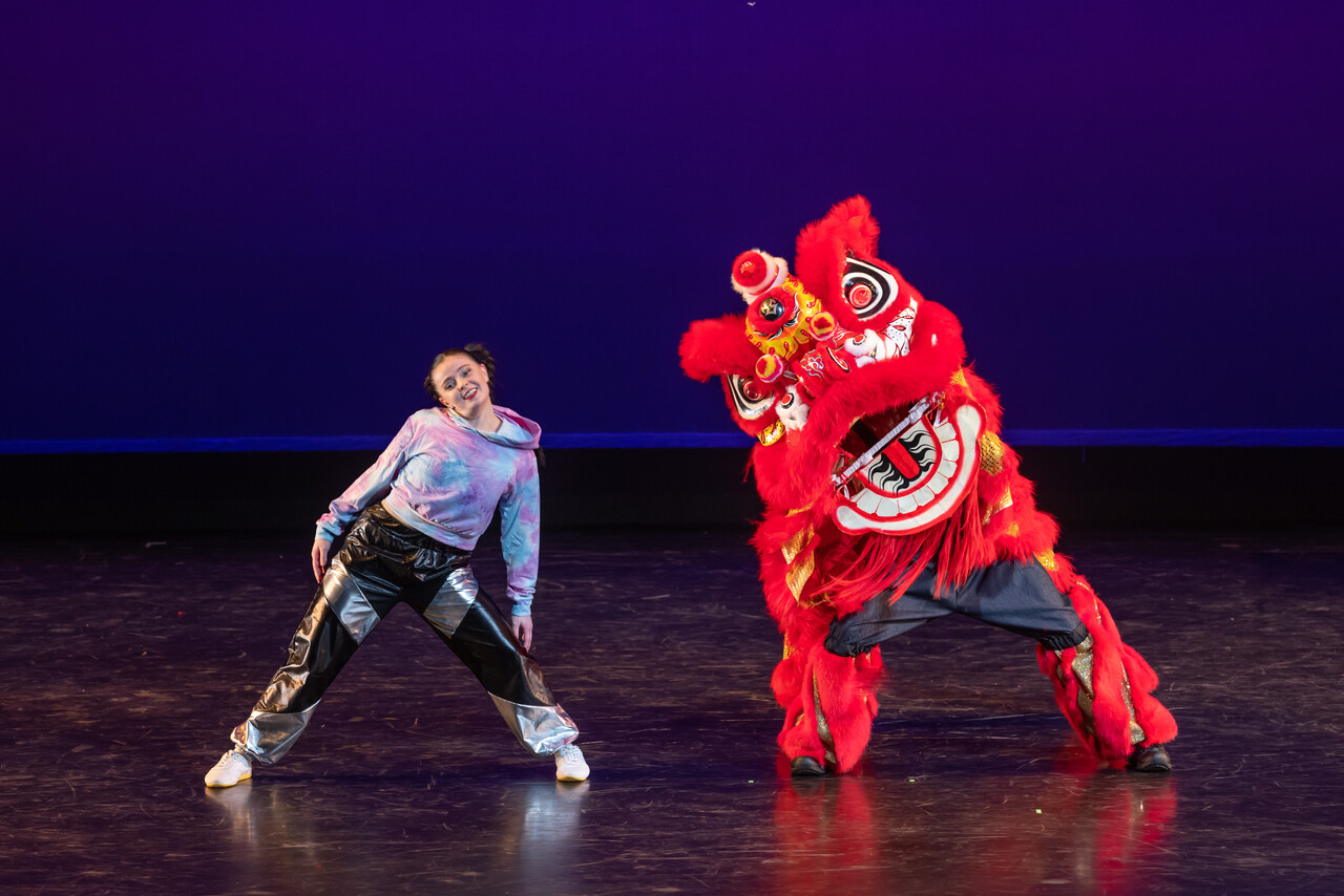 Nai-Ni Chen dancing