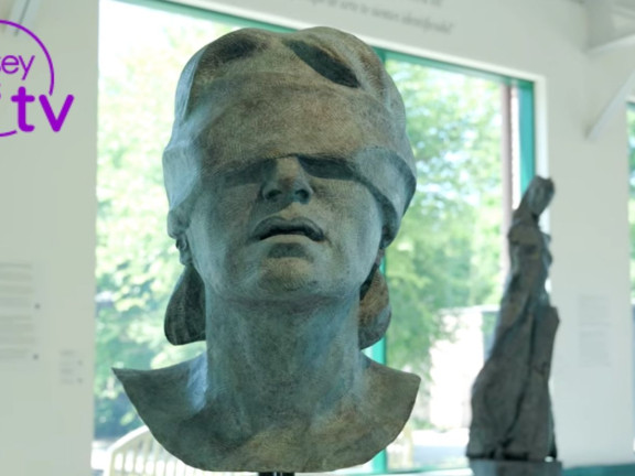Sculpture of a person with a blindfold on