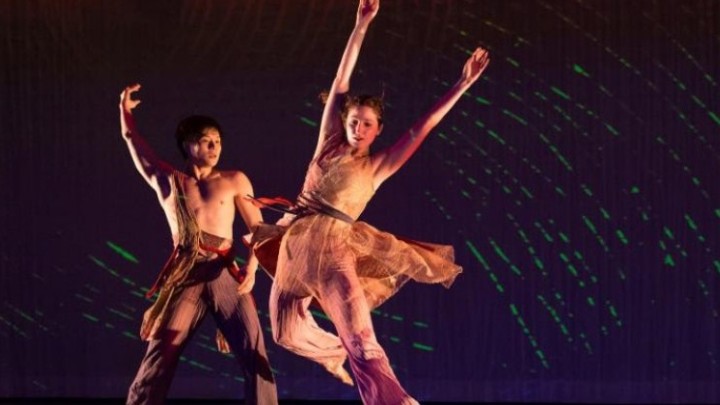 Nai-Ni Chen dancers performing